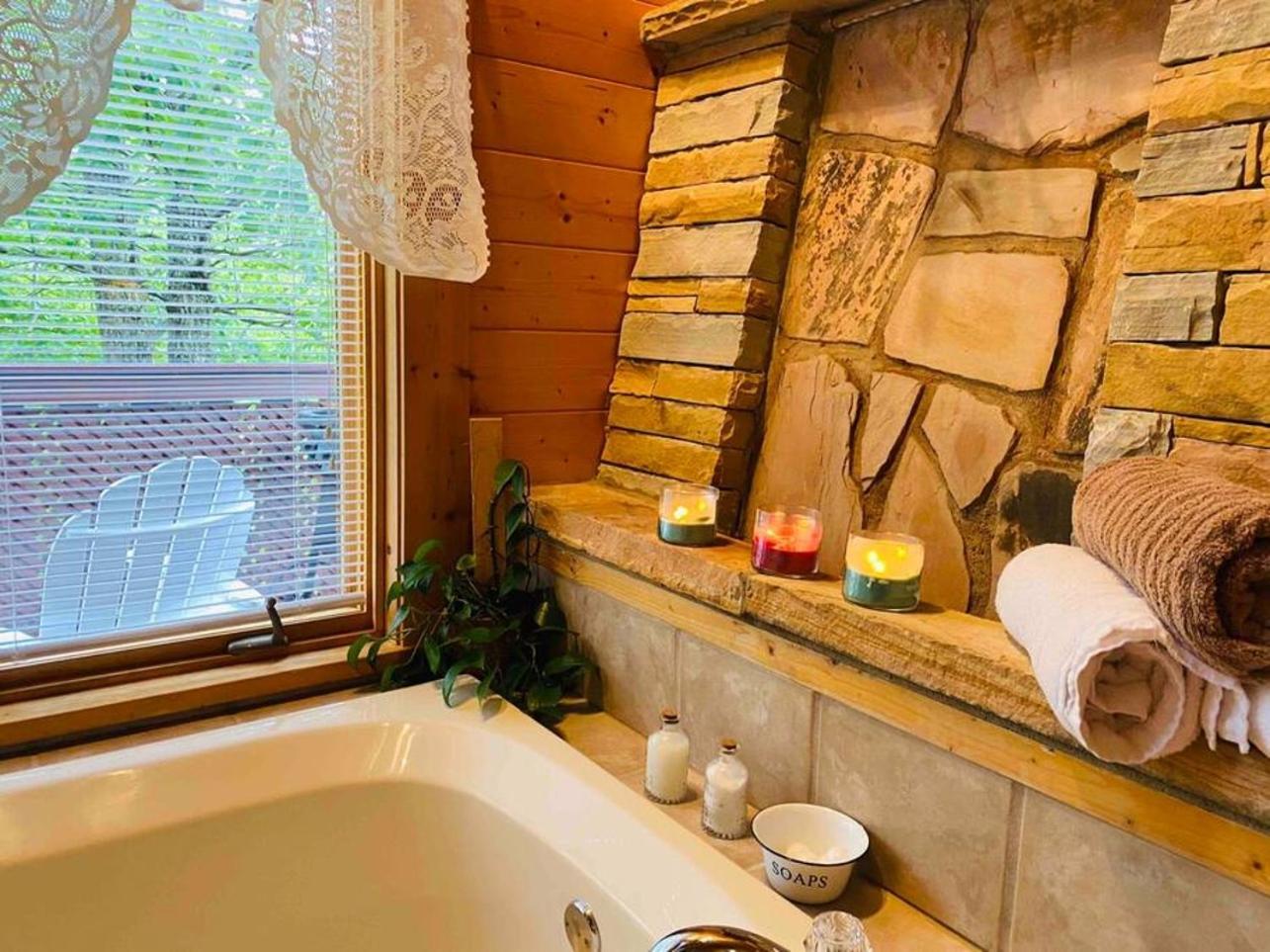 Romantic, Honeymoon Cabin In The Smokies! Gatlinburg Eksteriør bilde