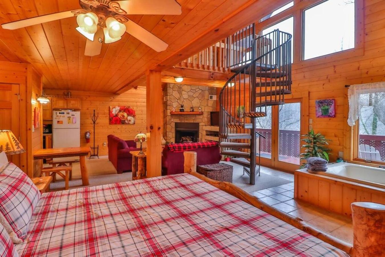 Romantic, Honeymoon Cabin In The Smokies! Gatlinburg Eksteriør bilde